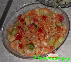 Витаминный салат с капустой и яблоком Витаминный салат с капустой и яблоком