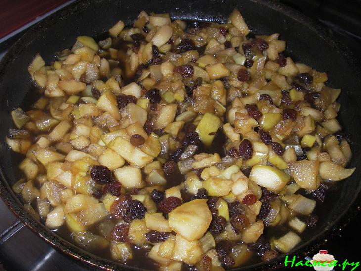 Заливной блинчатый пирог с яблоками и бананами