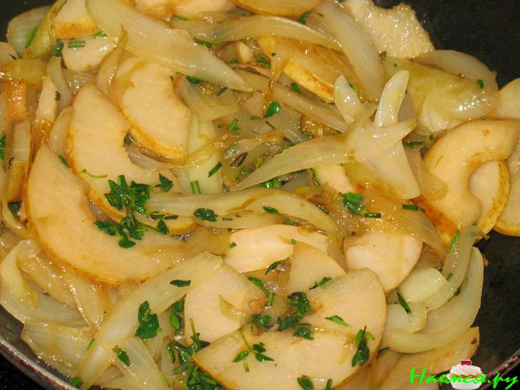 Груша с луком в красном вине