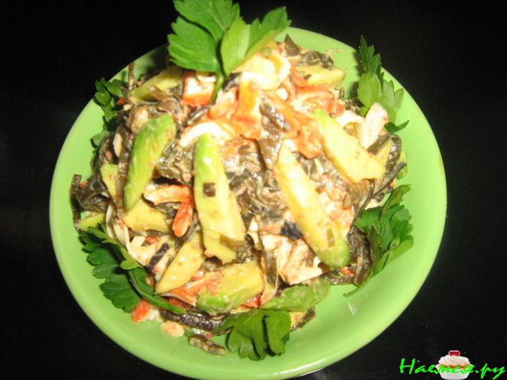 Салат с морской капустой и авокадо