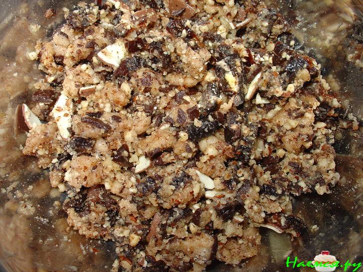 Пирог с марципаном, черносливом и фундуком в медовой помадке