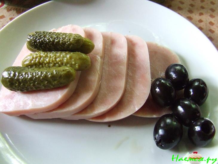 Рулет из куриной грудки с ветчиной, оливкам и корнишонами, приготовленный на углях