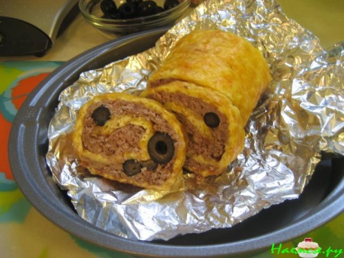 Мясной рулет с маслинами