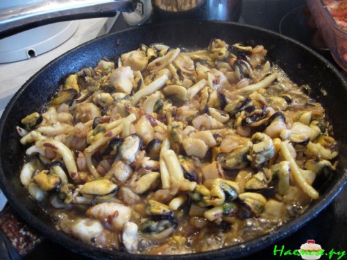 Лазанья с морским коктейлем и шпинатом