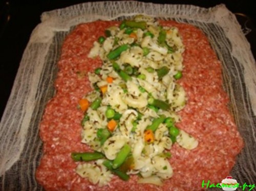 Мясной рулет с макаронами и овощами