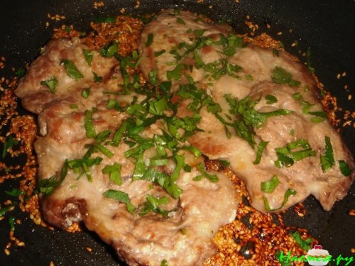 Свинина с кунжутными семечками в медовом соусе