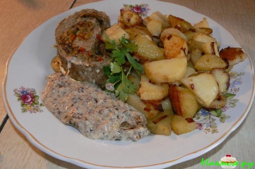 Мясной рулет с грибным соусом