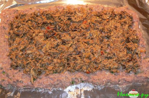 Мясной рулет с грибным соусом