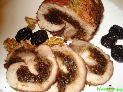 Мясной рулет с черносливом