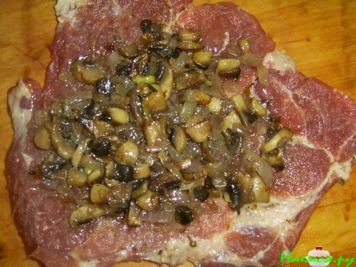 Мясные рулетики с ветчиной и грибами