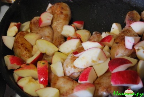 Курочка в яблочках