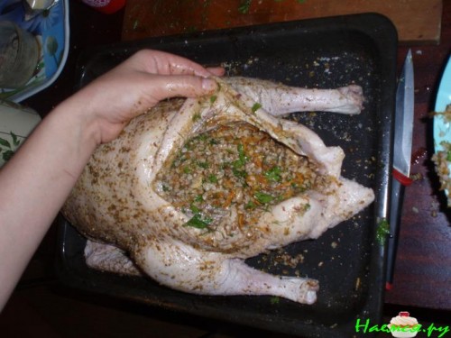 Фаршированная утка с гречкой и грибами