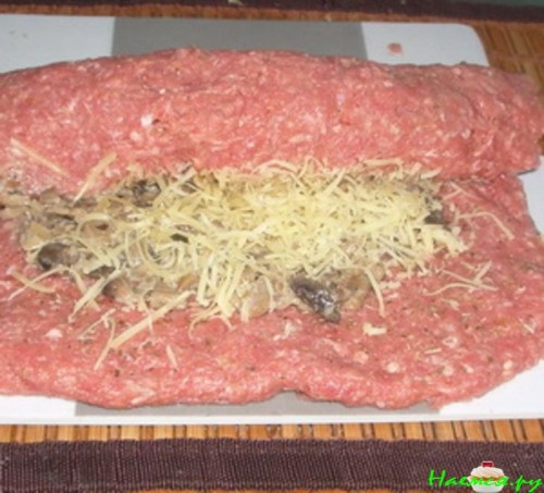 Мясной рулет с грибами