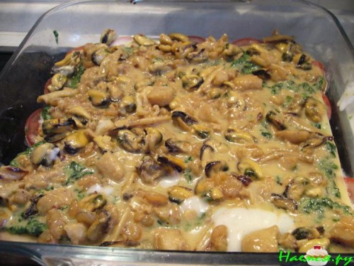 Лазанья с морским коктейлем и шпинатом
