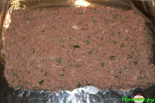 Мясной рулет с грибным соусом