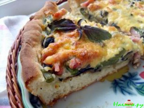 Ароматный пирог с баклажанами, зеленой фасолью и ветчиной