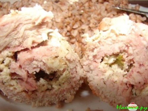 Мясные рулетики с начинкой из брынзы