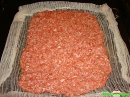 Мясной рулет с макаронами и овощами