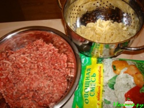 Мясной рулет с макаронами и овощами