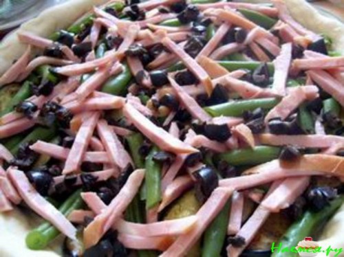 Ароматный пирог с баклажанами, зеленой фасолью и ветчиной