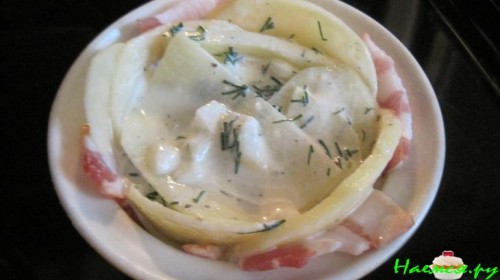 Картошечка запеченая в сметанном соусе с беконом