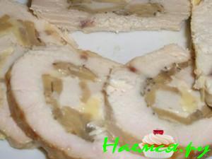 Куриный рулет с консервированными шампиньонами и сыром