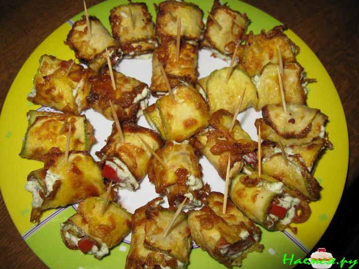 Кабачковые рулетики с творожно - сырковой массой