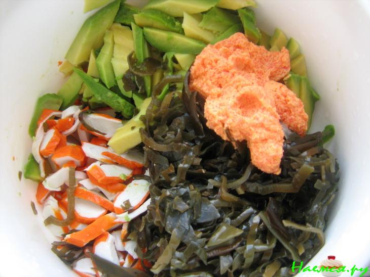 Салат с морской капустой и авокадо