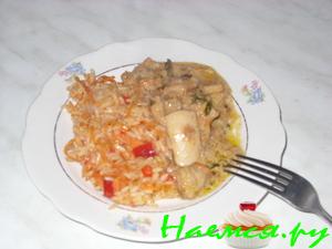 Кальмары в сметанном соусе с оранжевым рисом