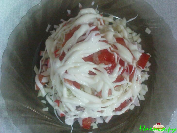 Салат "Радужный" с капустой и крабовыми палочками