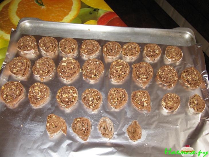 Шоколадное печенье с орехами, кунжутом и шоколадом