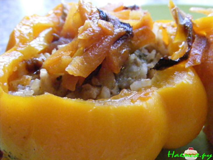 Перец фаршированный рисом и фаршем в сметанно-томатном соусе