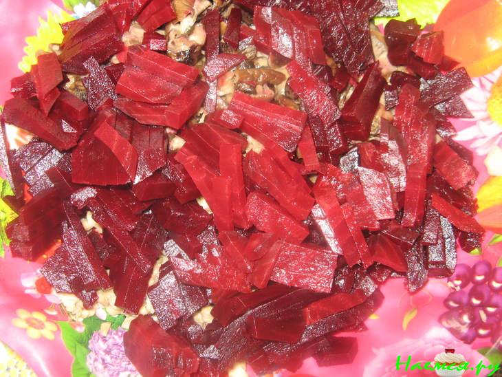 Свекольный салат с вешенками и лесными грибами