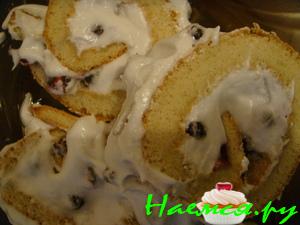 Рулет с черной смородиной