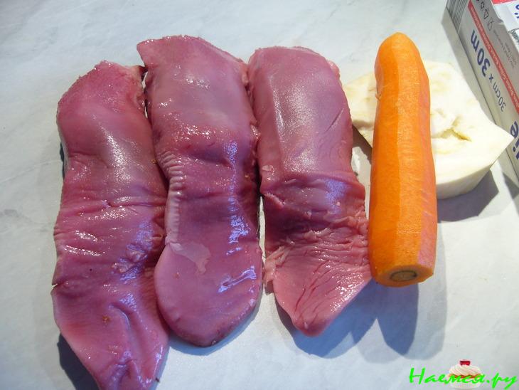 Язык, запеченный с инжиром, под сливочно-хреновым соусом