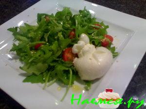 Салат с сыром бурата классический