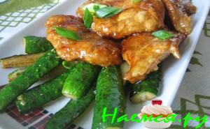 Свинина в медовом соусе с жареными огурцами