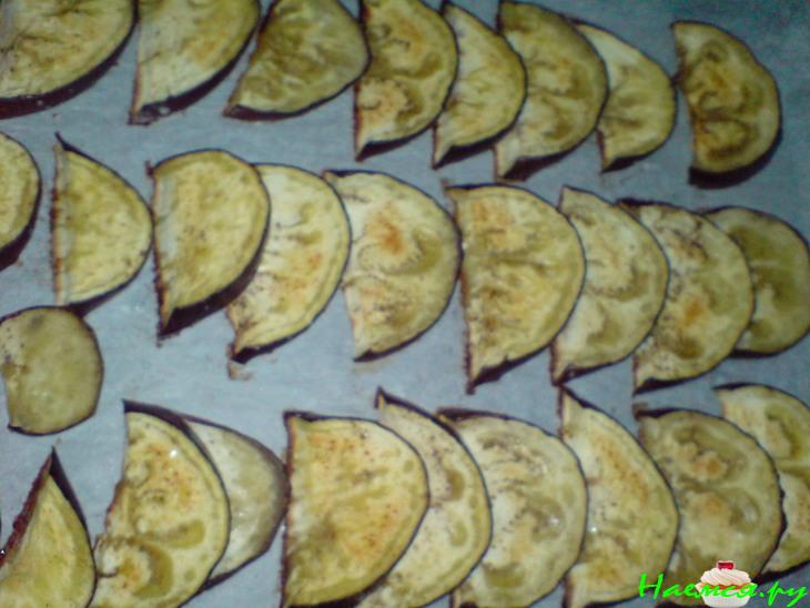 Баклажаны под пастой из красного перца