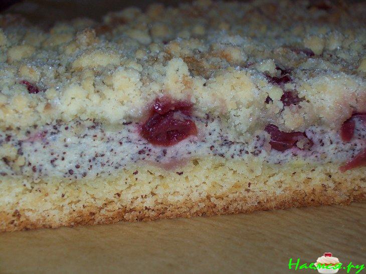 Вишнёво-маковый пирог с творогом и посыпкой "Штрейзель" 