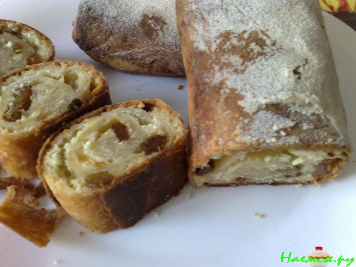 Штрудель с ванильным соусом 