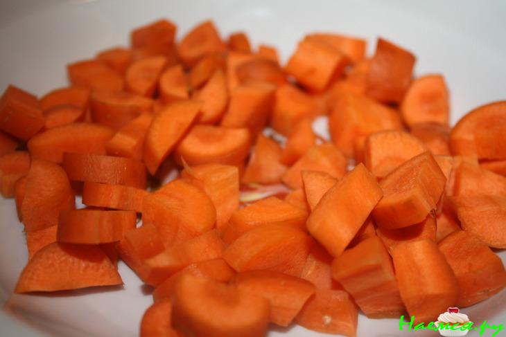 Рисовая лапша с мясом, овощами и орехами