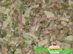 Салатик с омлетом, горошком и ветчинкой