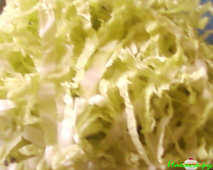 Салат из капусты, граната и изюма