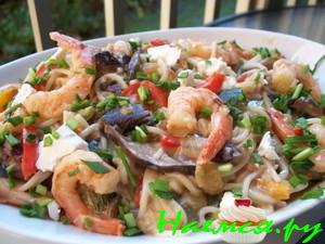 Лапша с креветками и овощами