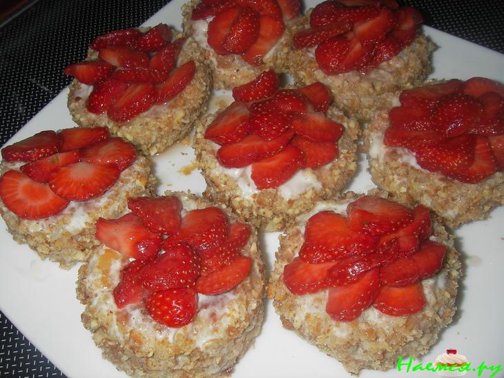 Творожно-миндальные пирожные с клубникой