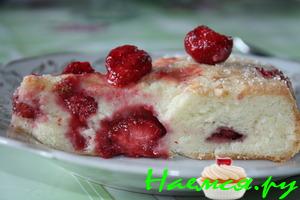 Бисквитный пирог с клубникой 