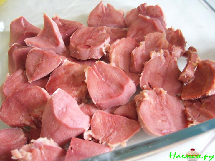 Язык, запеченный с инжиром, под сливочно-хреновым соусом