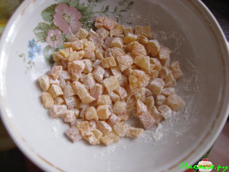 Манник с курагой и шоколадной глазурью