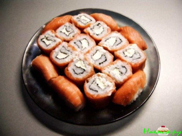 Роллы "Филадельфия" с семгой Роллы "Филадельфия" с семгой