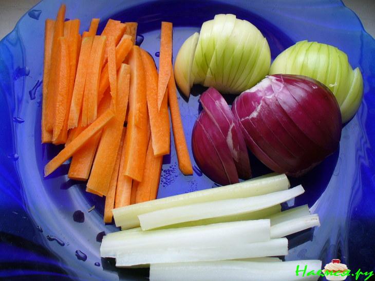 Свиные "лапки" с овощами